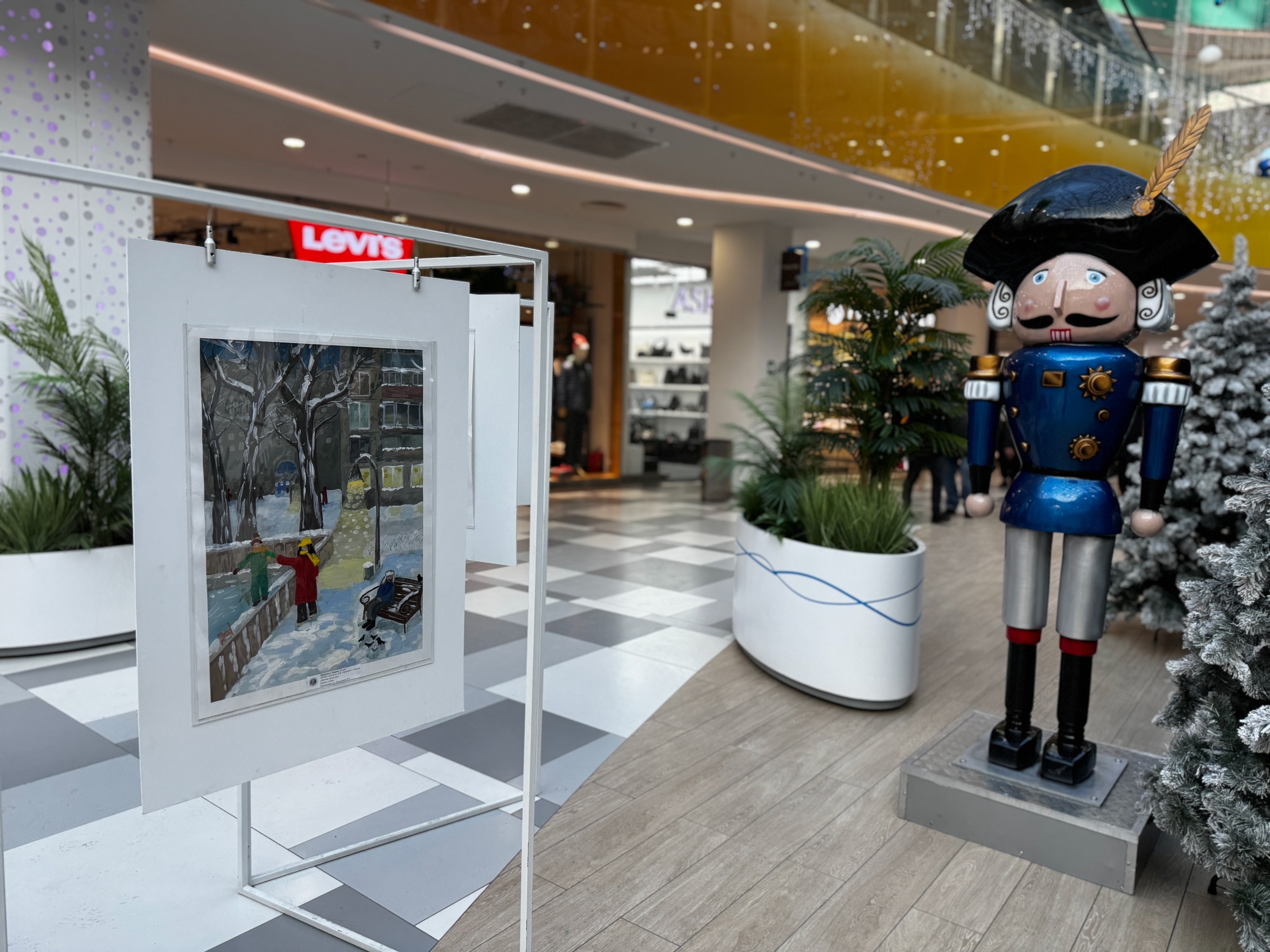 Рождественская выставка рисунков учеников школы в ТРЦ 