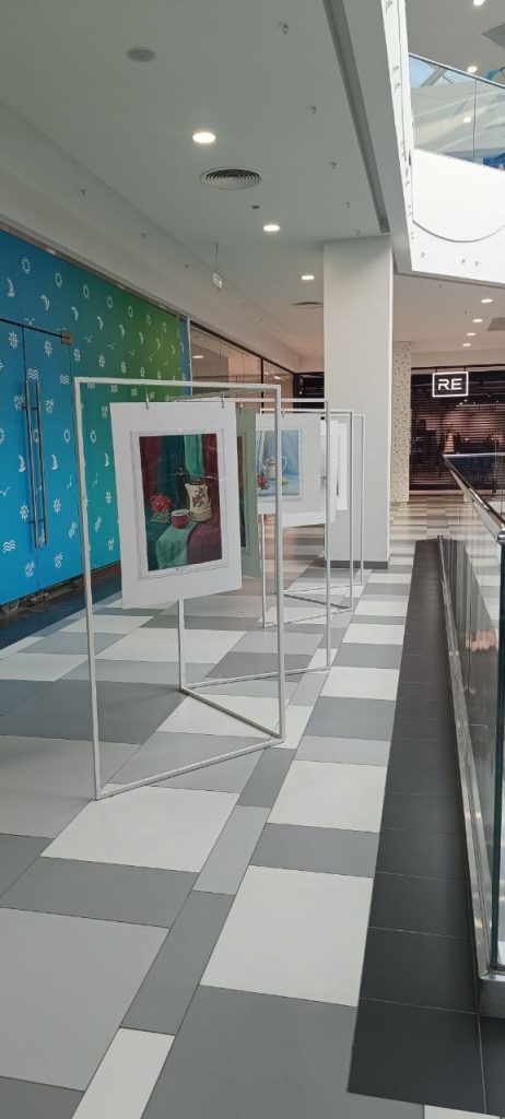 Выставка учебных рисунков в ТРЦ Ривьера