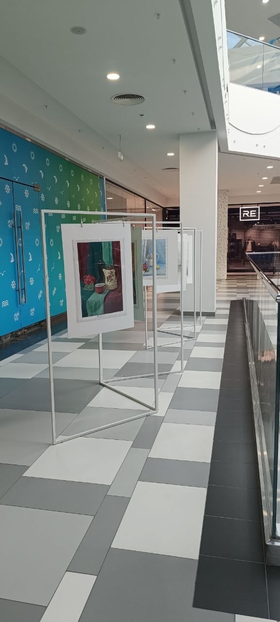 Выставка учебных рисунков в ТРЦ Ривьера