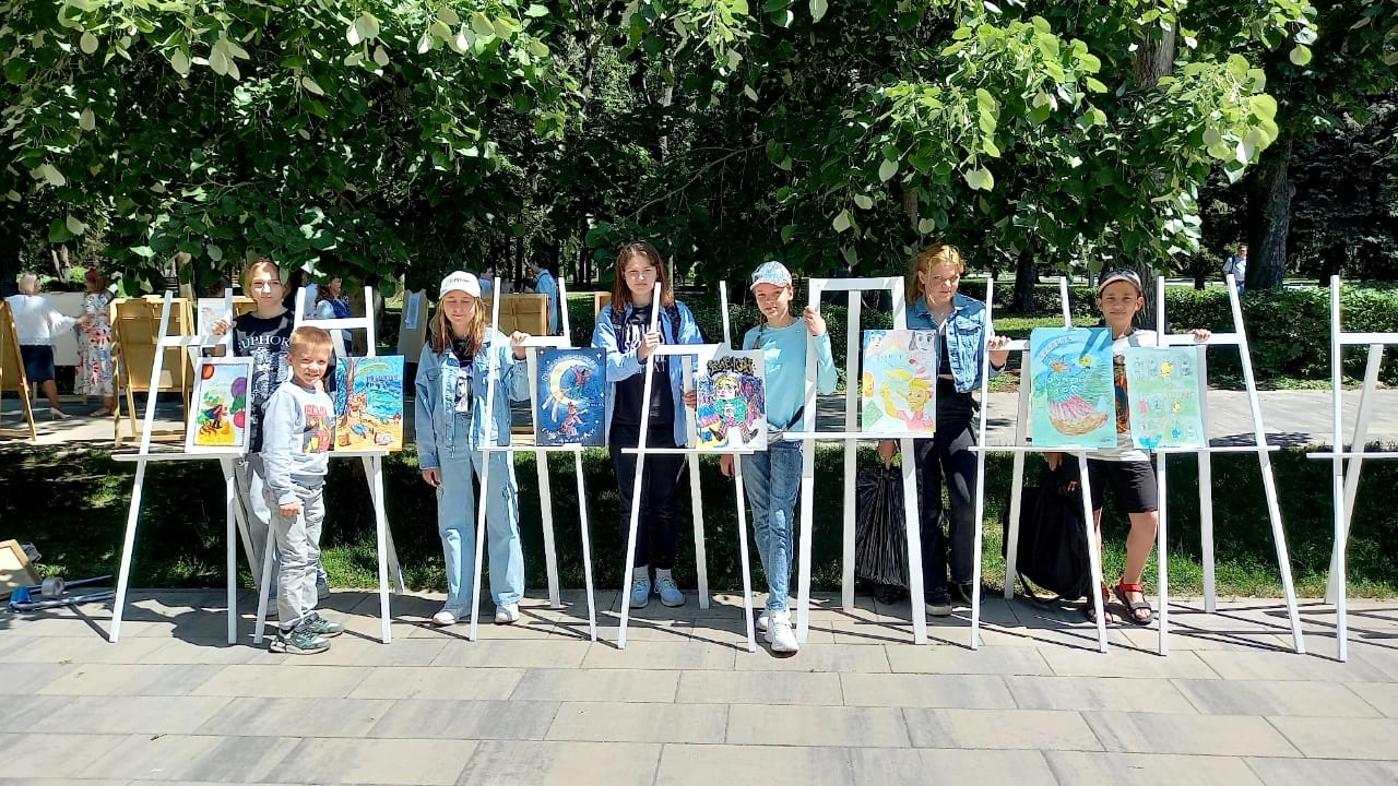 Маленькие дети на большой планете!