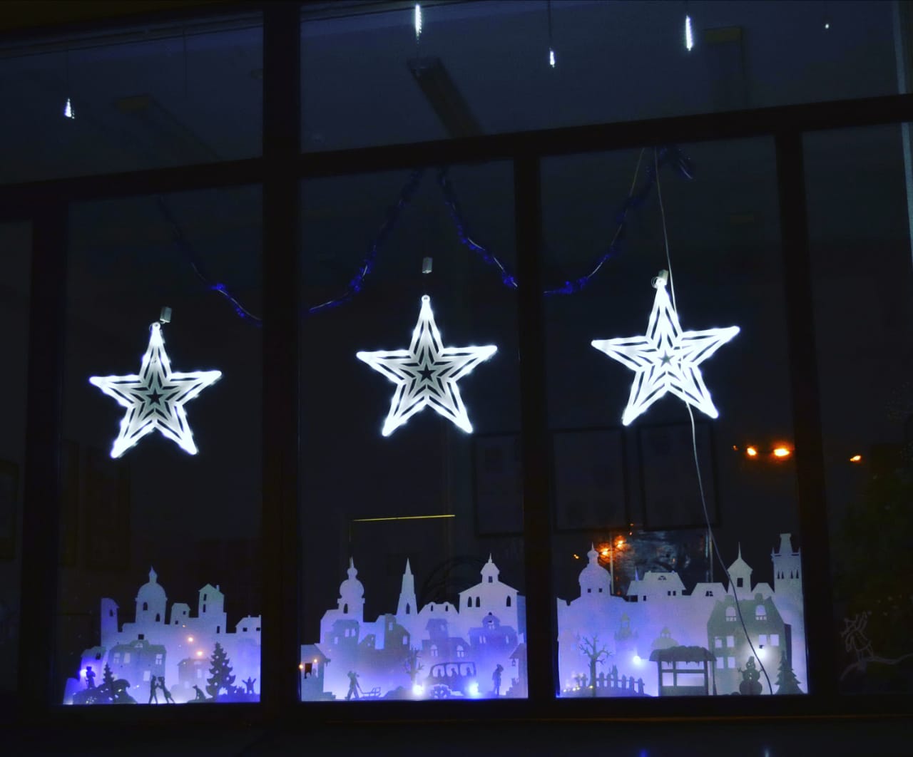 К Новому году ДХШ №2 им. В.И. Сурикова преобразилась и стараниями наших учеников и преподавателей стала совсем сказочной!