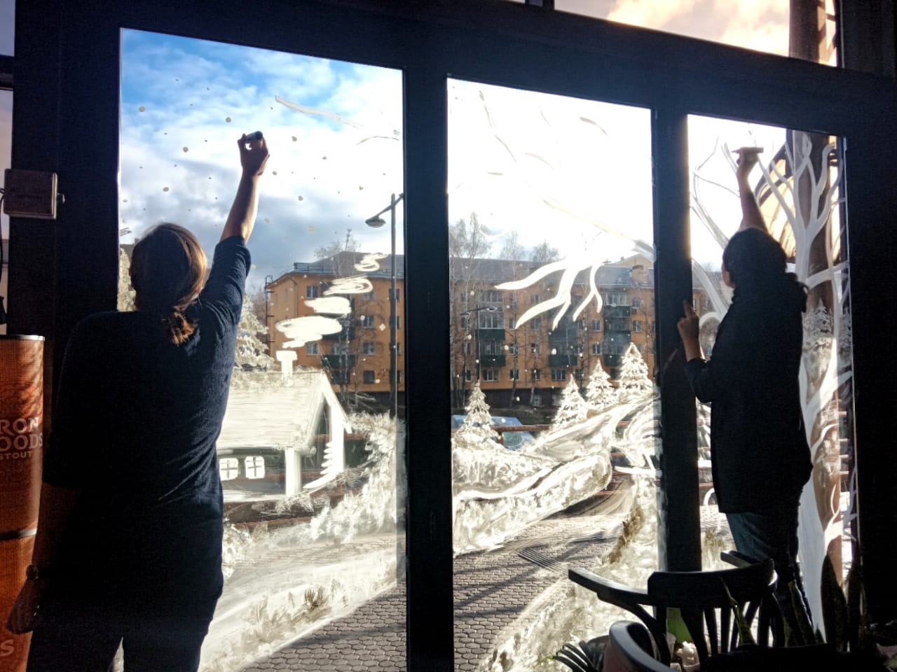 Ученицы ДХШ №2 им. В.И. Сурикова украсили витрину кафе 