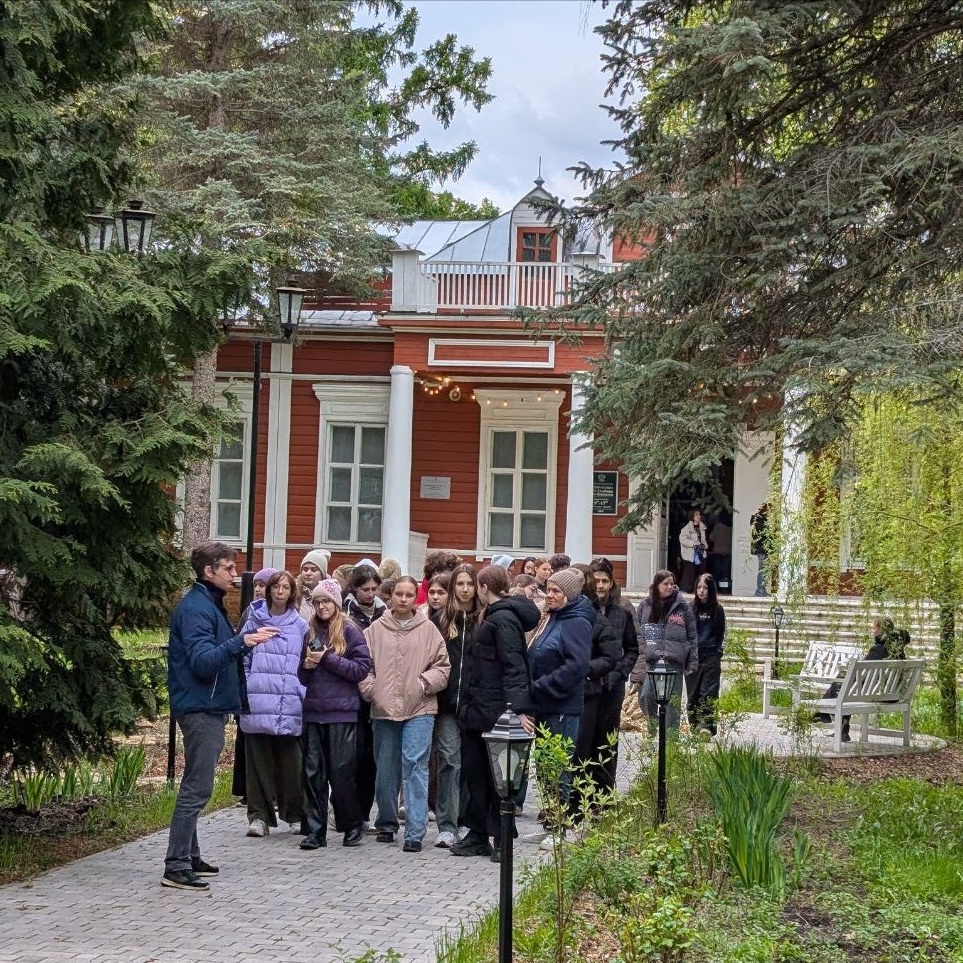 Наши ученики на пленэре в музее-усадьбе П.П.Семенова-Тян-Шанского