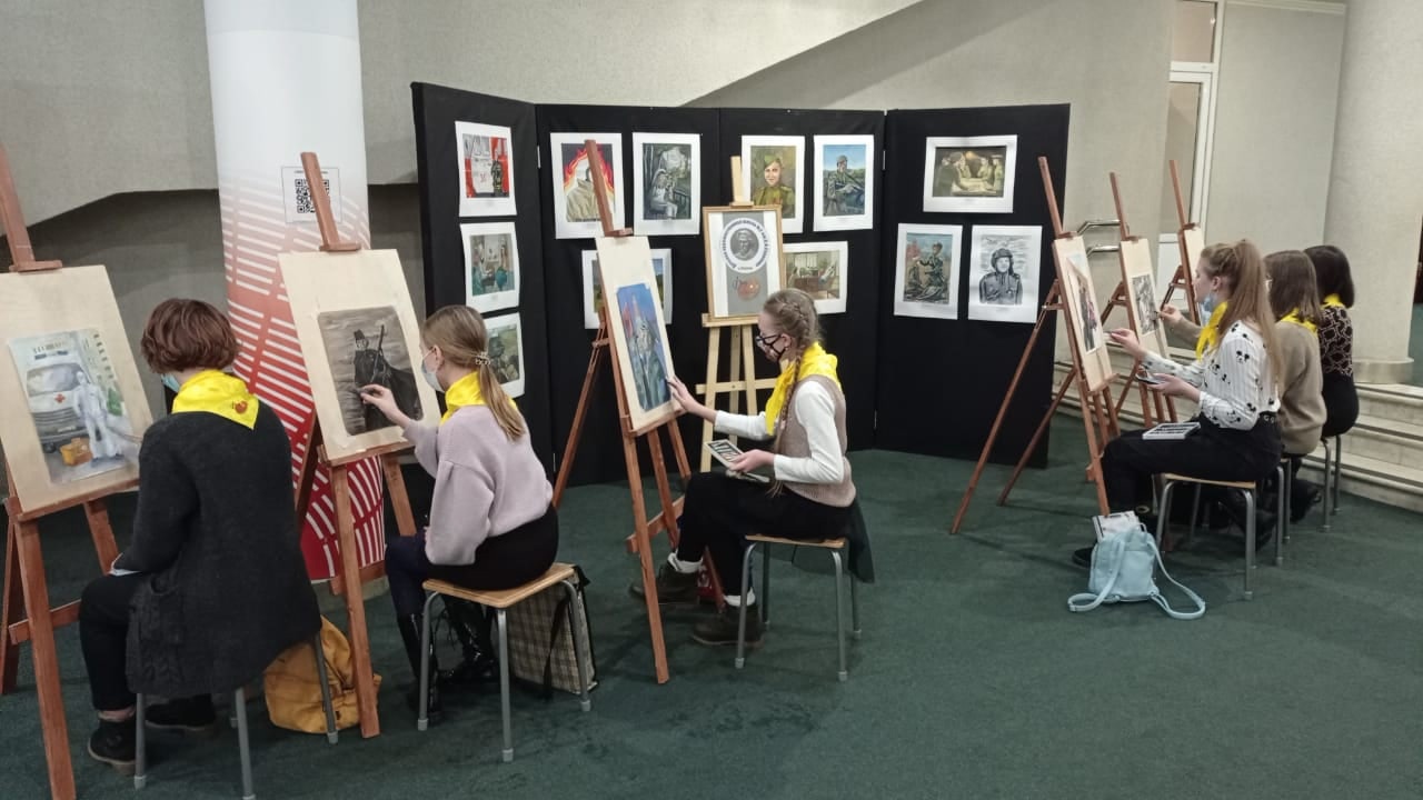 Выставка  работ обучающихся ДХШ №2 им. В.И. Сурикова на Благотворительном концерте в честь Дня защитника Отечества