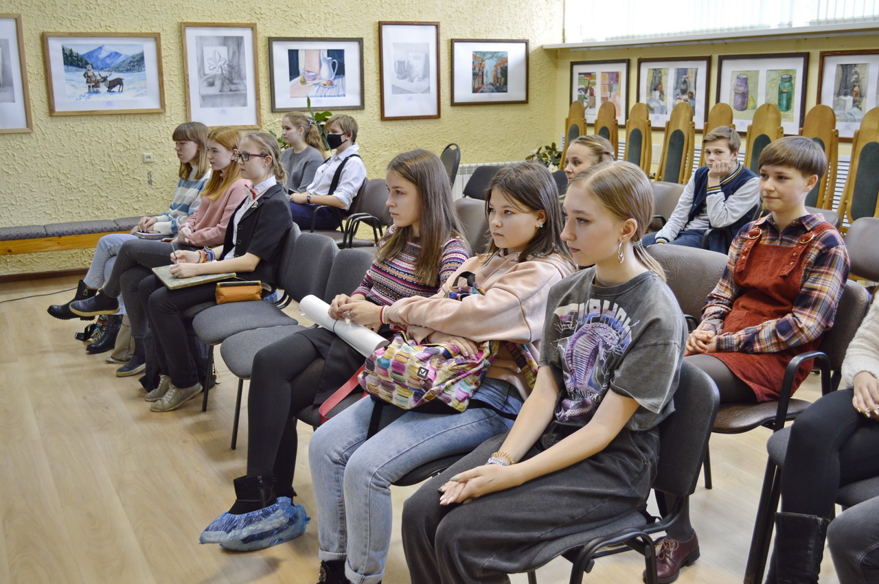 Лекцию-беседу на тему композиции провела выпускница ДХШ №2 им. В.И. Сурикова Андрюшина Анна