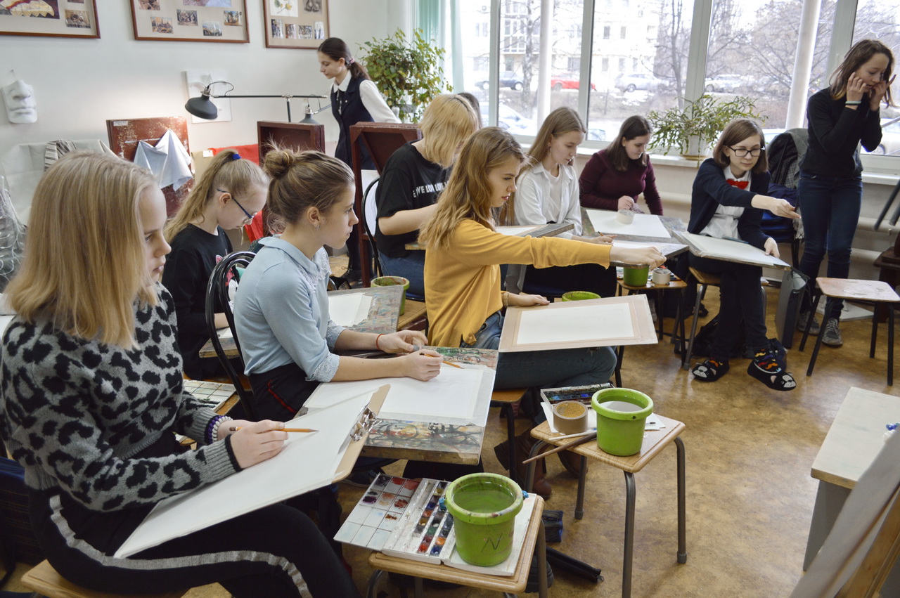 Студентка Академии акварели и изящных искусств С. Андрияки провела мастер-класс по акварельной живописи для учеников 2 класса ДХШ №2 им. В.И. Сурикова