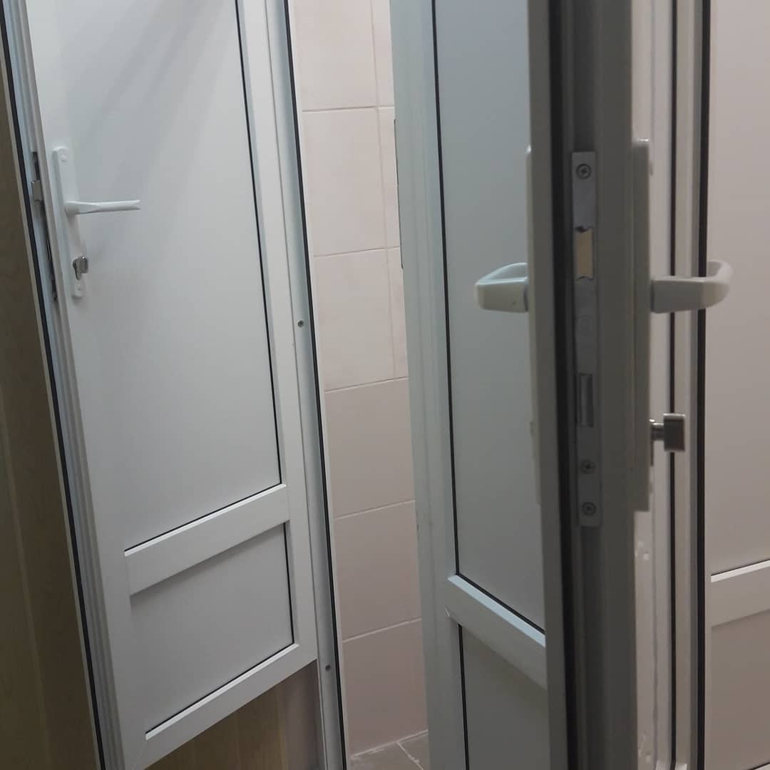 Подарок от школы ученикам и их родителям к 1 сентября. Новые туалеты и мойки