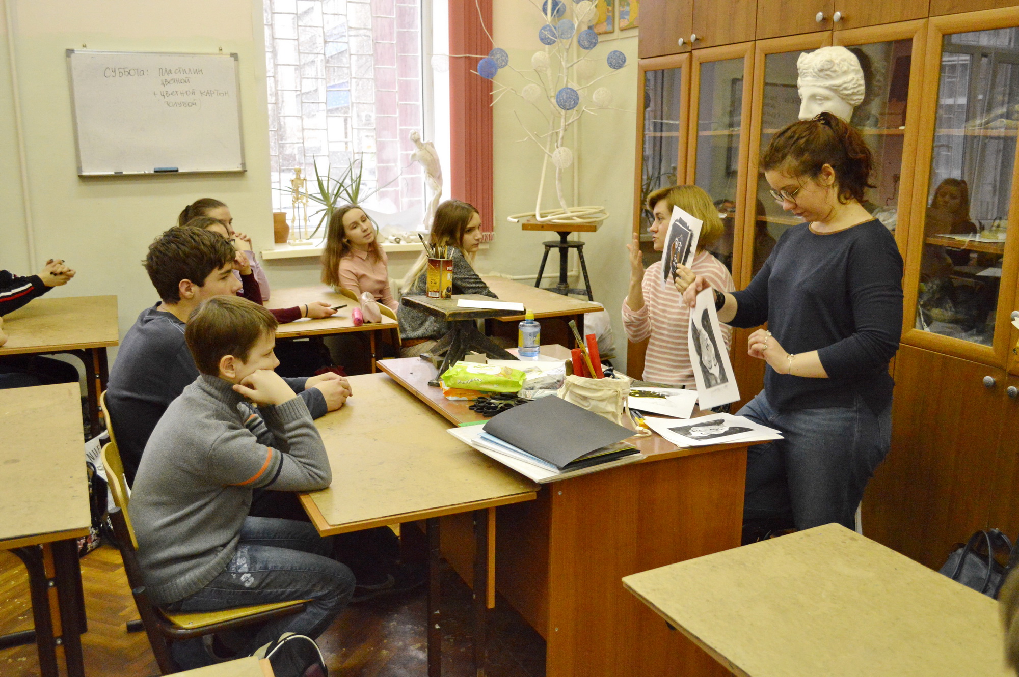 Серия познавательных мастер-классов московских иллюстраторов прошла в ДХШ №2 им. В.И. Сурикова в рамках детского фестиваля «Вафельное сердце»