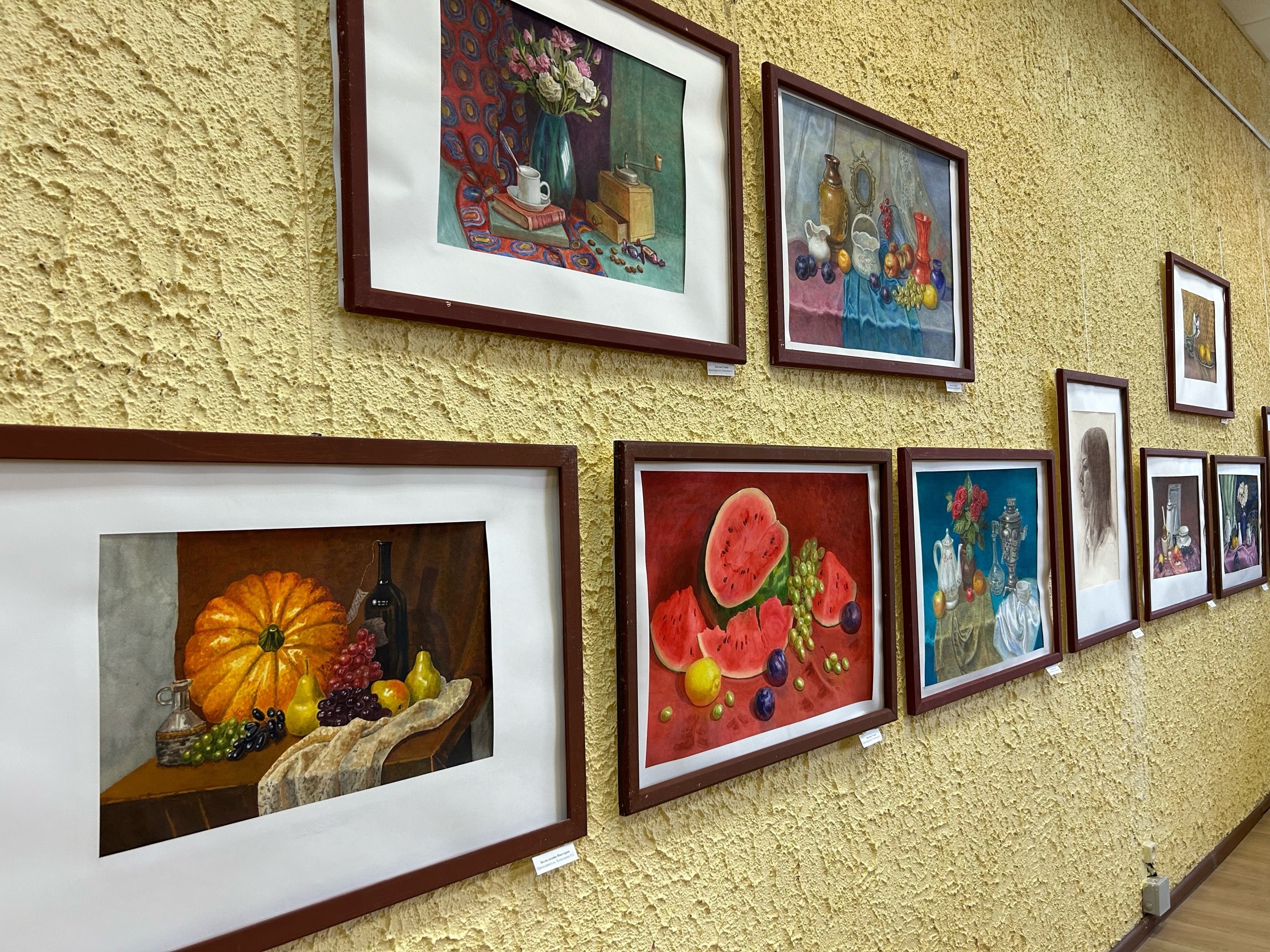 Открылась выставка работ учащихся школы, выпускников программ по искусству ОЦ 