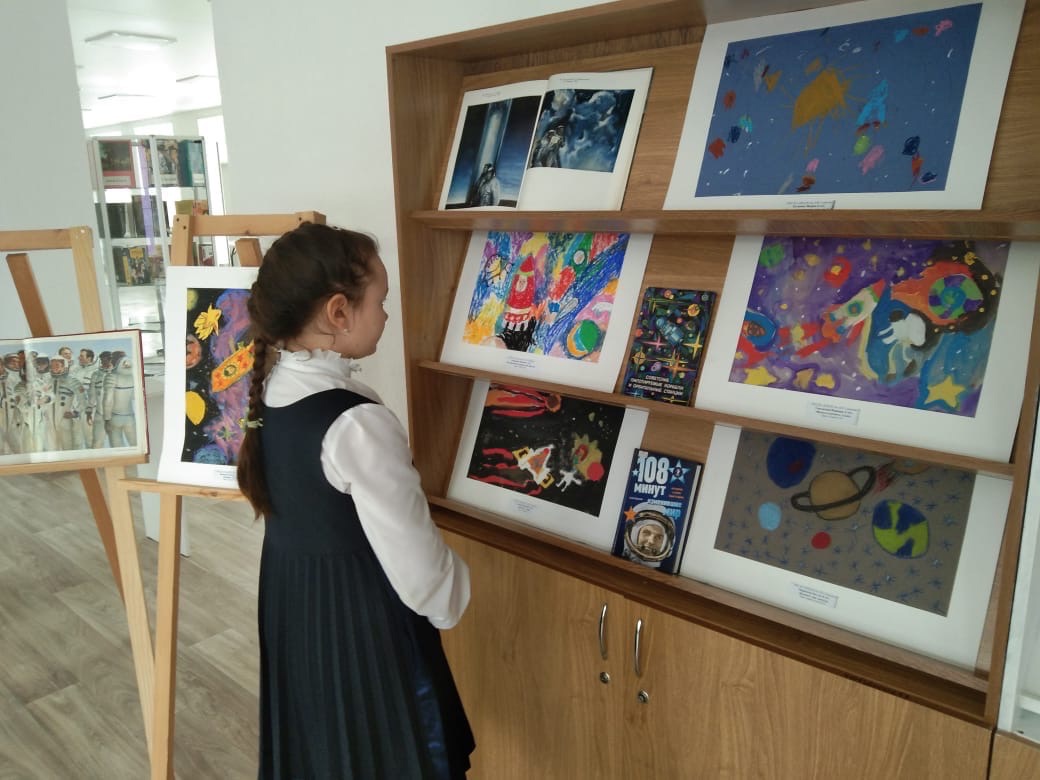 Выставка обучающихся ДХШ №2 им. В.И. Сурикова ко Дню космонавтики открылась в ЦГБ им. С.А. Есенина