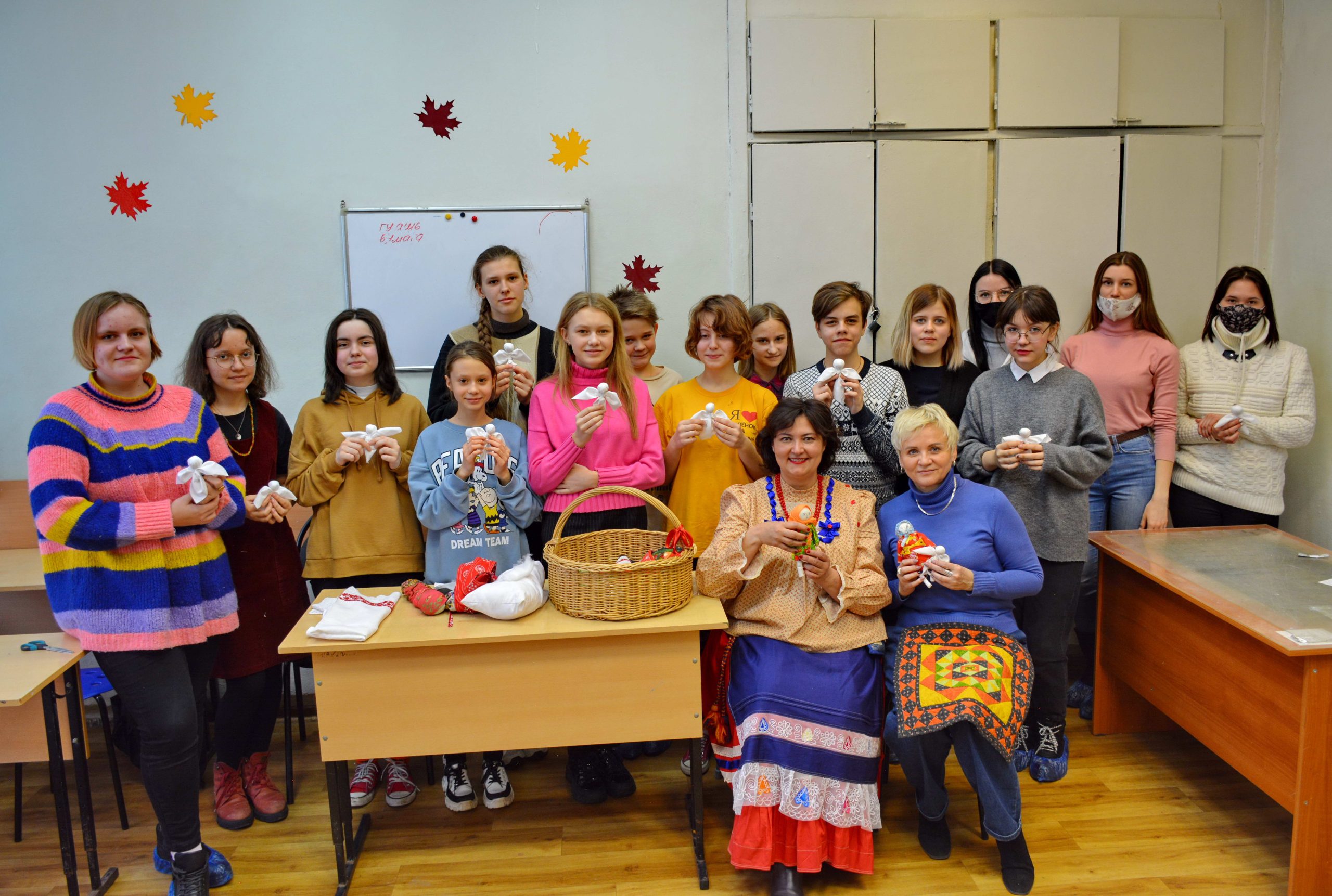 Мастер-класс народного мастера Люрис Л.Ю. прошел в ДХШ №2 им. В.И. Сурикова