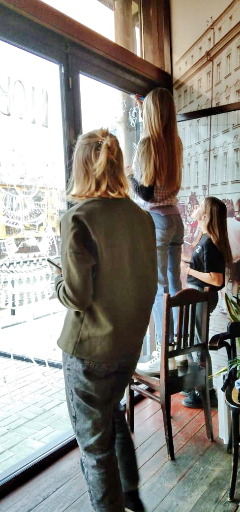 Витрина кафе «Шоколад» украшена к Новому году учениками ДХШ №2 им. В.И. Сурикова