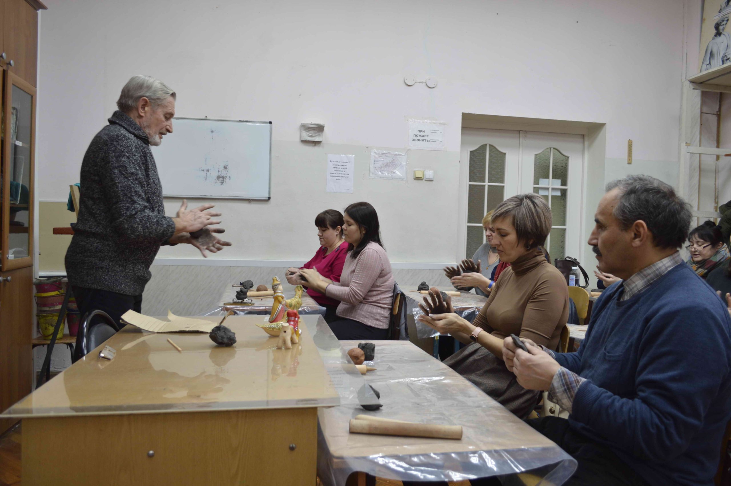 Мастер-класс для преподавателей по лепке романовской игрушки прошел в ДХШ №2 им. В.И. Сурикова