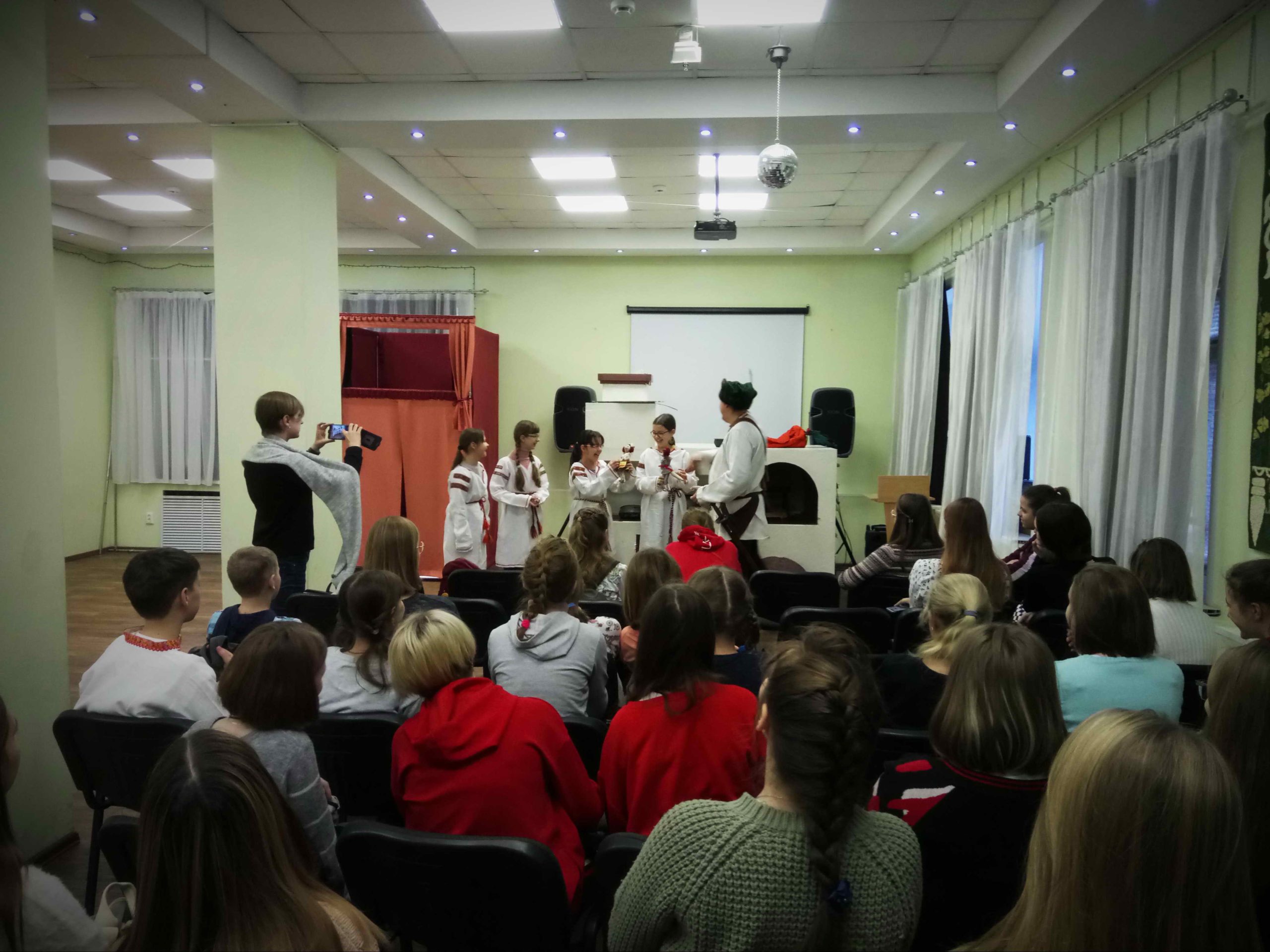 Учащиеся ДХШ №2 им. В.И. Сурикова посетили мастер-класс в Центре романовской игрушки