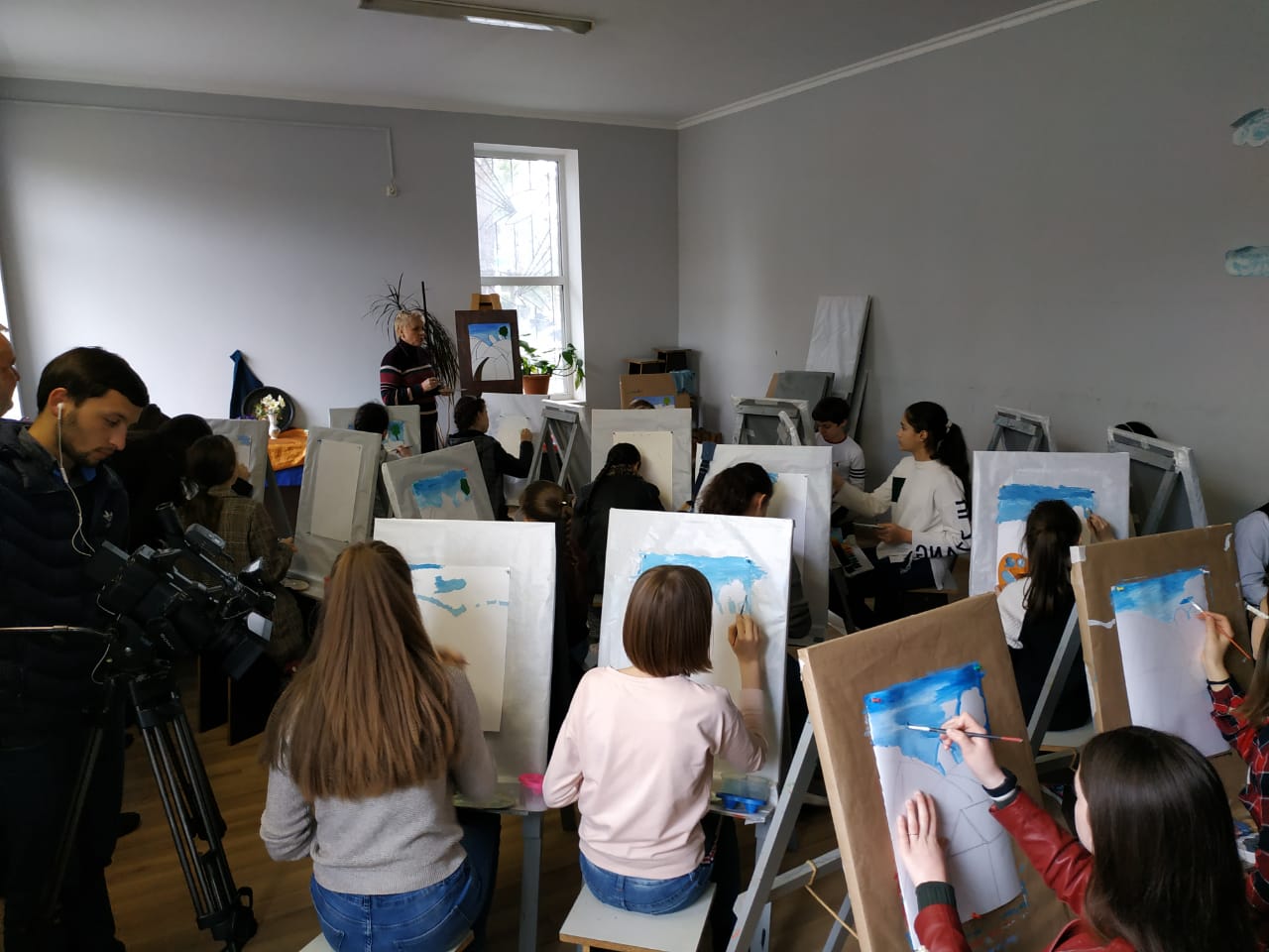 Директор ДХШ №2 им. В.И. Сурикова Ирина Семеновна Кошеляева провела мастер-класс для учащихся ДДТ Айнар из г. Сухум